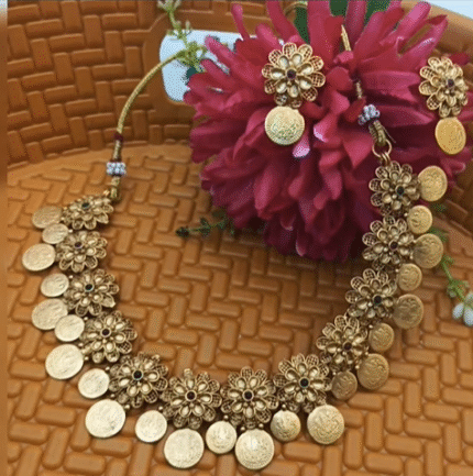 Golden Nivisha Short necklace